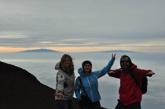 Após o nascer-do-sol, fazendo festa a mais de 3 mil metros de altitude, no cume do vulcão Haleakala, em  Maui, no Havaí